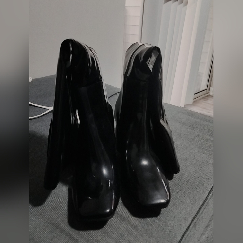 TOP Moda Glossy Black Heeled Boots